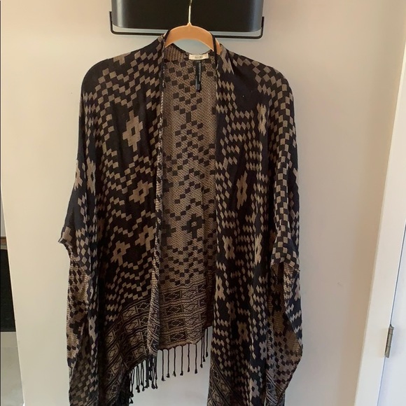 Ecote Sweaters - Ecoté Black & Gold Shawl / OS